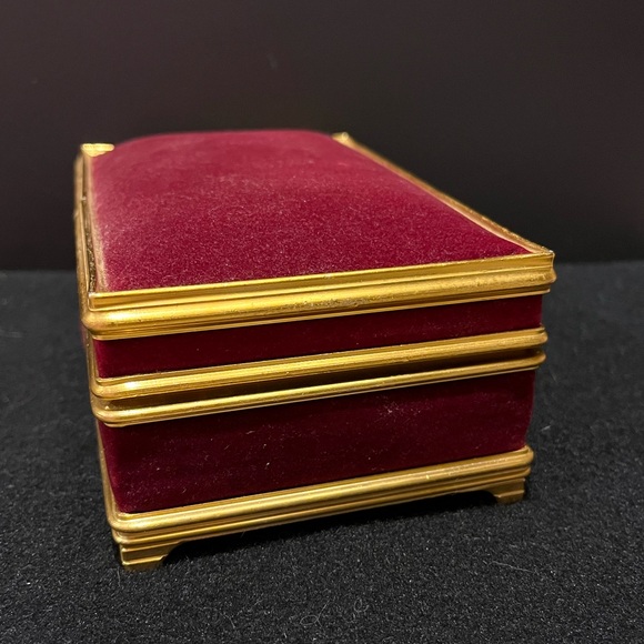 Vintage Red Velvet Musical Jewelry Box with Gold Trim - Picture 8 of 15